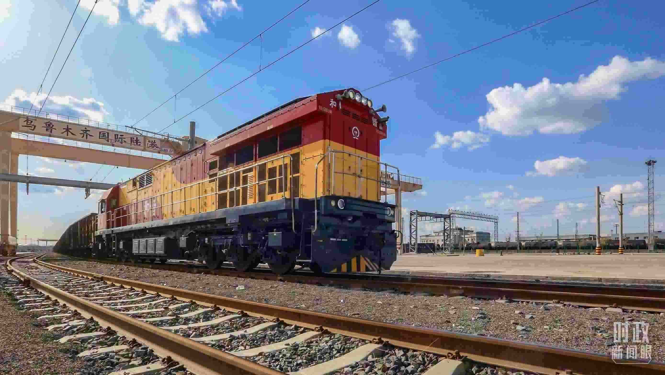 △2024年4月，烏魯木齊國際陸港區(qū)中歐班列“天山號”暢行絲路。（圖/視覺中國）