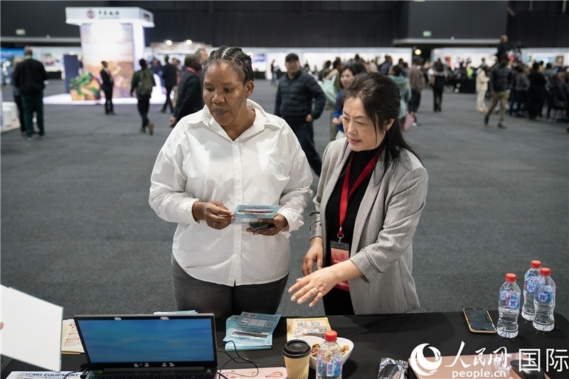 中企工作人員和當(dāng)?shù)厍舐氄呓徽?。希拉茲攝