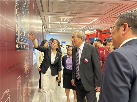 工作人員為泰國前副總理、泰中文化促進委員會主席披尼講解展覽內(nèi)容。中國駐泰國大使館供圖