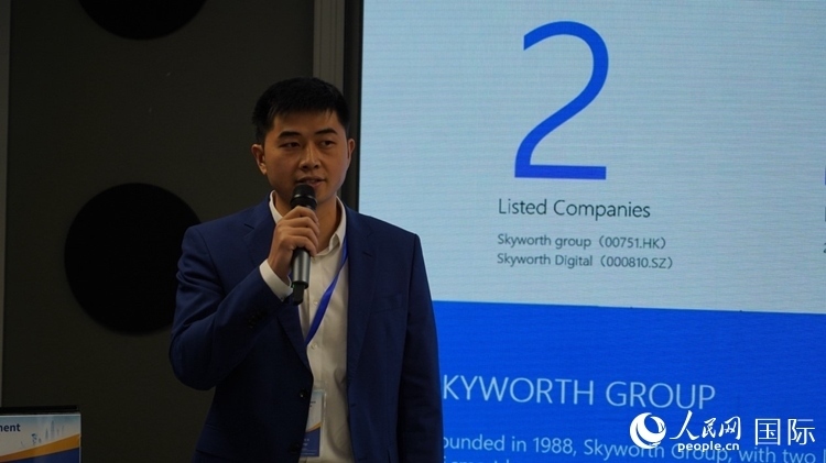 創(chuàng)維南非綠能公司總經(jīng)理倪亮介紹創(chuàng)維的破圈之路。人民網(wǎng) 劉暢攝