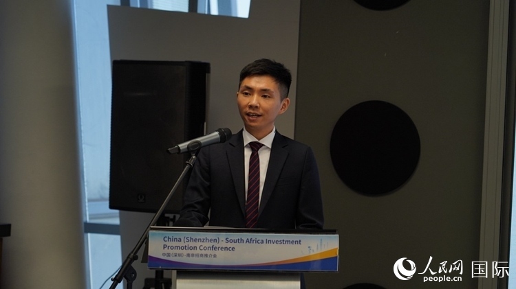 深圳市黃金珠寶首飾行業(yè)協(xié)會副會長李澤鋒介紹深圳市黃金珠寶產(chǎn)業(yè)發(fā)展情況。人民網(wǎng) 劉暢攝