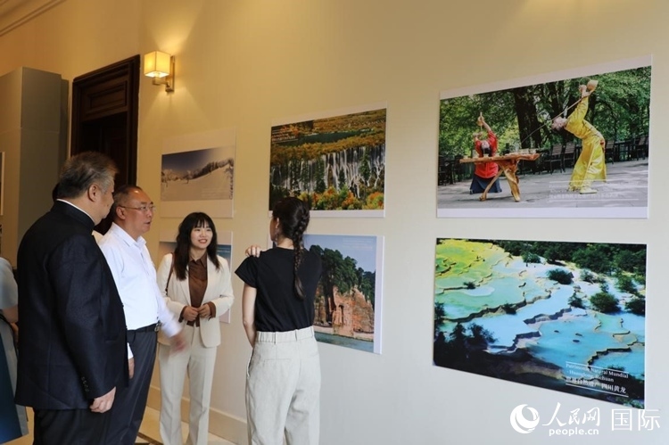 四川省文化和旅游廳副廳長王成平、墨西哥松林文化中心展覽部主任盧西亞·恩里克斯·岡薩雷斯·薩拉維亞、墨西哥中國文化中心主任石岳文參觀圖片展。拍攝者為墨西哥分社外籍雇員埃內(nèi)斯托·多明戈斯