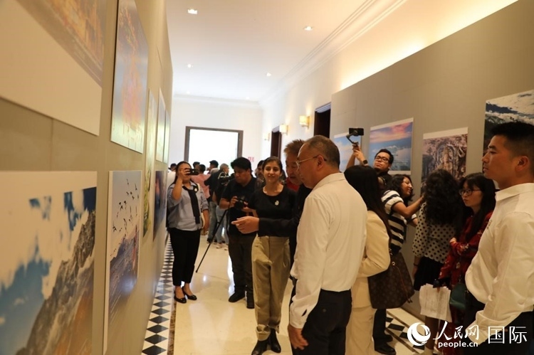 參觀者在圖片展活動現(xiàn)場。拍攝者為墨西哥分社外籍雇員埃內(nèi)斯托·多明戈斯