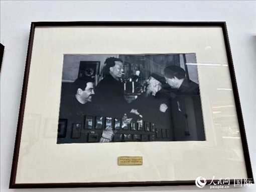 萬徒勒里（左一）與艾青、蕭三、齊白石的老照片。人民網(wǎng)記者 周雨攝