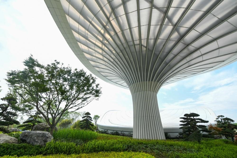 這是2024年4月22日拍攝的成都世園會(huì)主會(huì)場入口處的“芙蓉花”底部，它兼具收集雨水、循環(huán)利用的功能。新華社記者 王曦 攝