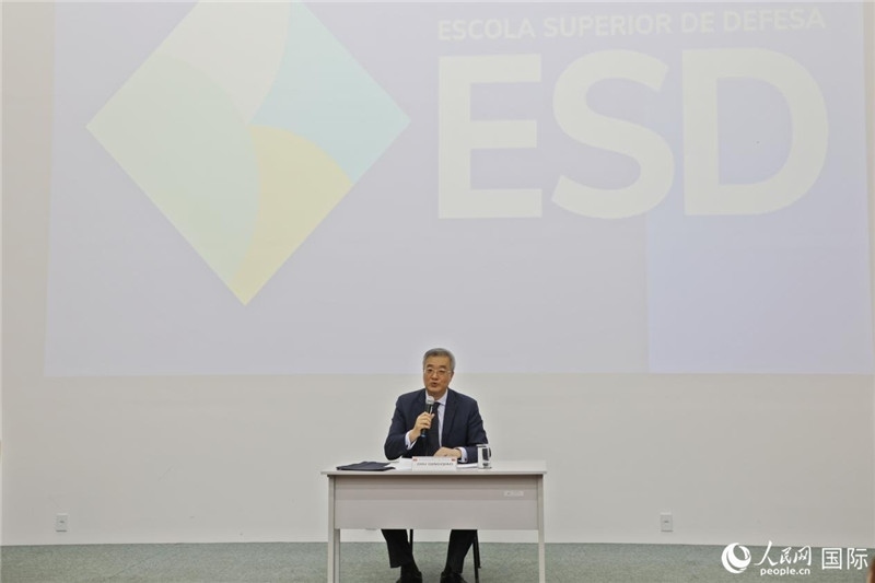 當(dāng)?shù)貢r間4月23日，中國駐巴西大使祝青橋應(yīng)邀在巴西高等防務(wù)學(xué)院作專題講座，全面介紹中國外交和國防政策、經(jīng)濟(jì)形勢及中巴關(guān)系前景。 人民網(wǎng)記者 陳一鳴攝