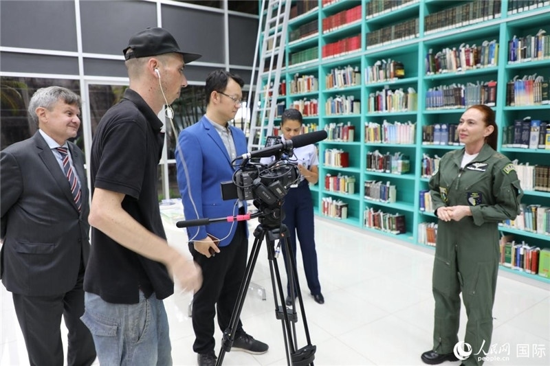 巴西高等防務(wù)學(xué)院院長卡拉·利里奧·馬丁斯接受了人民網(wǎng)的視頻采訪。 人民網(wǎng)記者 陳一鳴攝