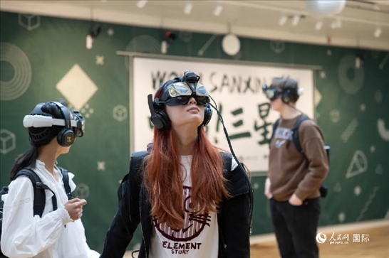 體驗三星堆VR文化。中國駐瑞典大使館供圖