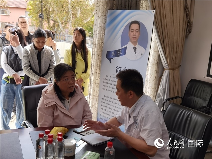 中醫(yī)專家為當?shù)厝A僑華人提供中醫(yī)咨詢和診療服務。 （本報記者 楊謳 攝）