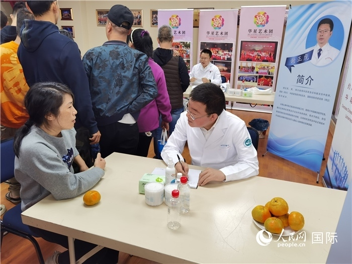 中醫(yī)專家為當?shù)厝A僑華人提供中醫(yī)咨詢和診療服務。 （本報記者 楊謳 攝）