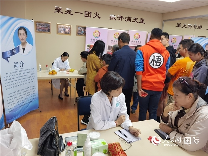 中醫(yī)專家為當?shù)厝A僑華人提供中醫(yī)咨詢和診療服務。 （本報記者 楊謳 攝）
