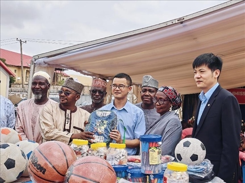 中尼友誼示范校物資捐贈(zèng)。駐尼日利亞使館供圖