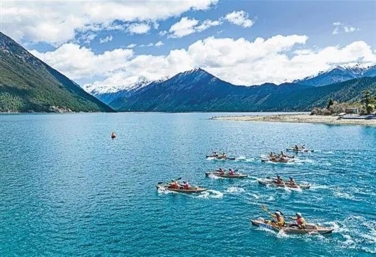 2024年4月20日，2024年巴松措國(guó)際漂流公開(kāi)賽的選手在比賽中。 新華社記者 孫非攝