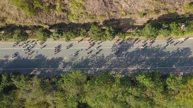 1月6日，健身愛(ài)好者在徒步活動(dòng)中（無(wú)人機(jī)照片）。新華社記者 黃國(guó)保攝