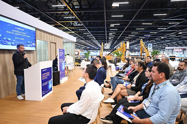 當(dāng)?shù)貢r(shí)間4月26日，深圳市發(fā)展和改革委員會(huì)在巴西圣保羅國際工程機(jī)械及礦山機(jī)械展上舉行專題推介會(huì)，介紹將于今年下半年在深圳市舉辦的2024國際數(shù)字能源展。 2024國際數(shù)字能源展組委會(huì)供圖