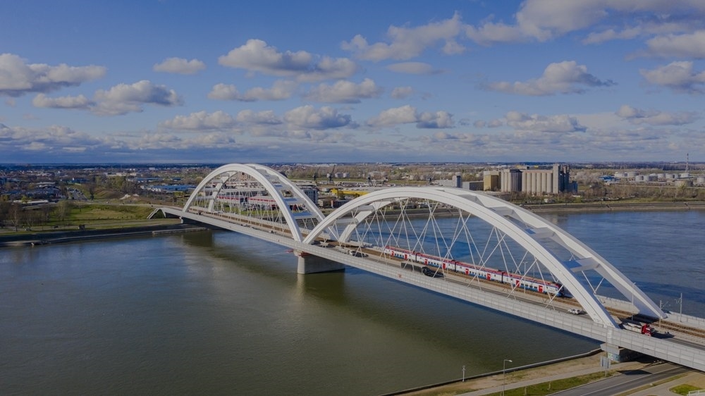 2024年3月12日，一列火車運(yùn)行在匈塞鐵路塞爾維亞境內(nèi)貝諾段諾維薩德多瑙河大橋上（無人機(jī)照片）。新華社發(fā)（任衛(wèi)云攝）