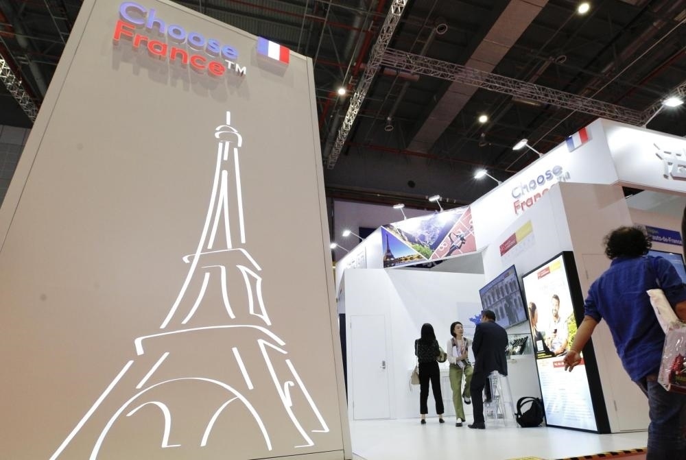 2019年11月5日，第二屆中國國際進(jìn)口博覽會在上海國家會展中心開幕。這是參觀者走過法國國家館。新華社記者 張玉薇 攝