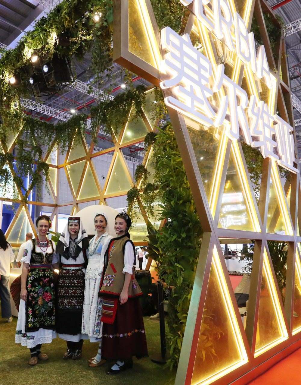 2023年11月6日，身著傳統(tǒng)服飾的演職人員在上海進(jìn)博會國家展塞爾維亞展臺迎接參觀者。第六屆進(jìn)博會國家展全面恢復(fù)線下舉辦，洪都拉斯、塞爾維亞、越南、南非、哈薩克斯坦作為本屆進(jìn)博會主賓國在國家展亮相。新華社記者 方喆 攝