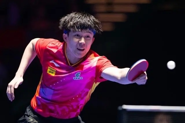 2024年4月15日，王楚欽在澳門世界杯比賽中回球。新華社記者 張金加攝