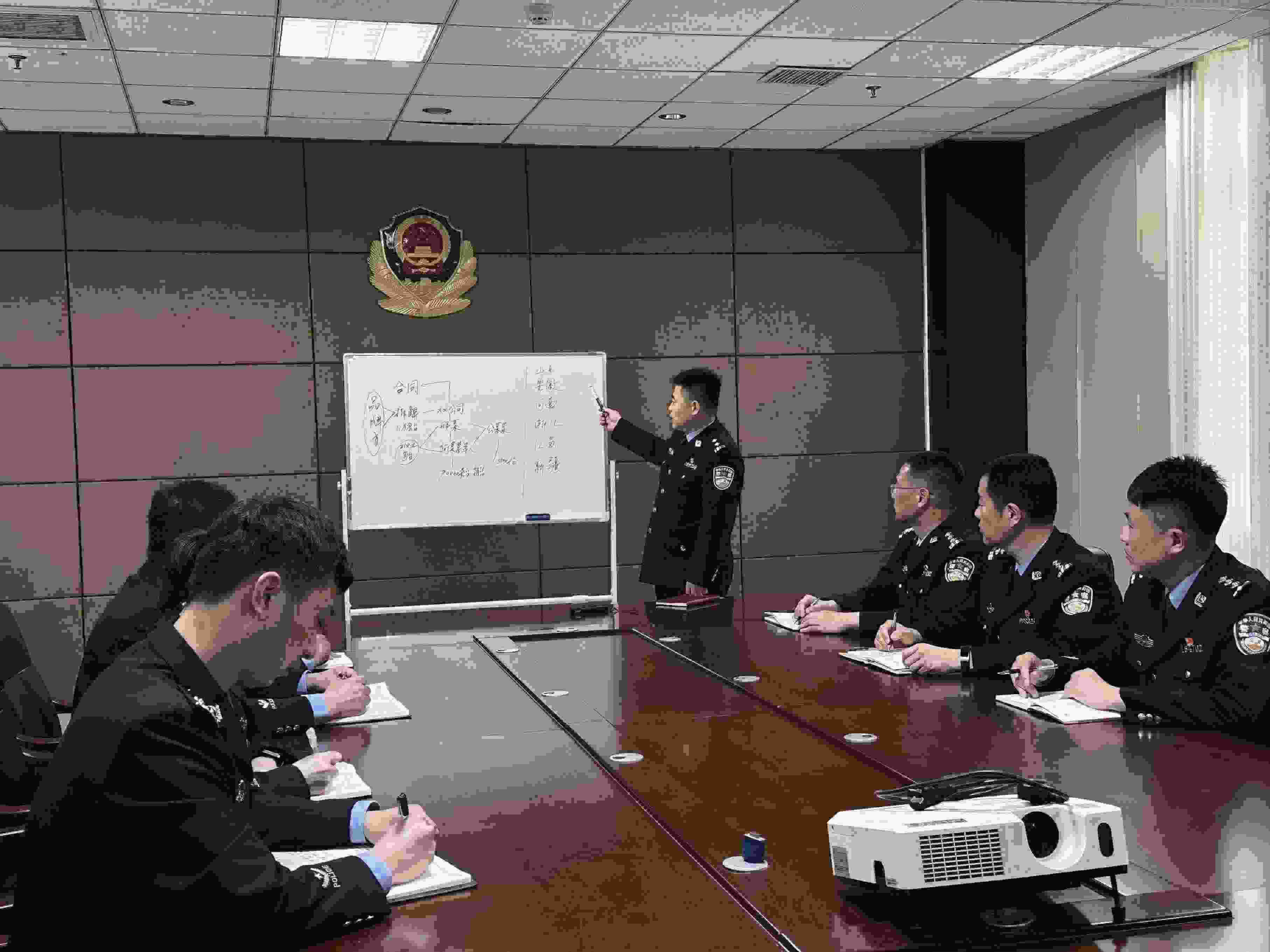 專案組辦案民警介紹案情。人民網(wǎng)記者 郝萍攝