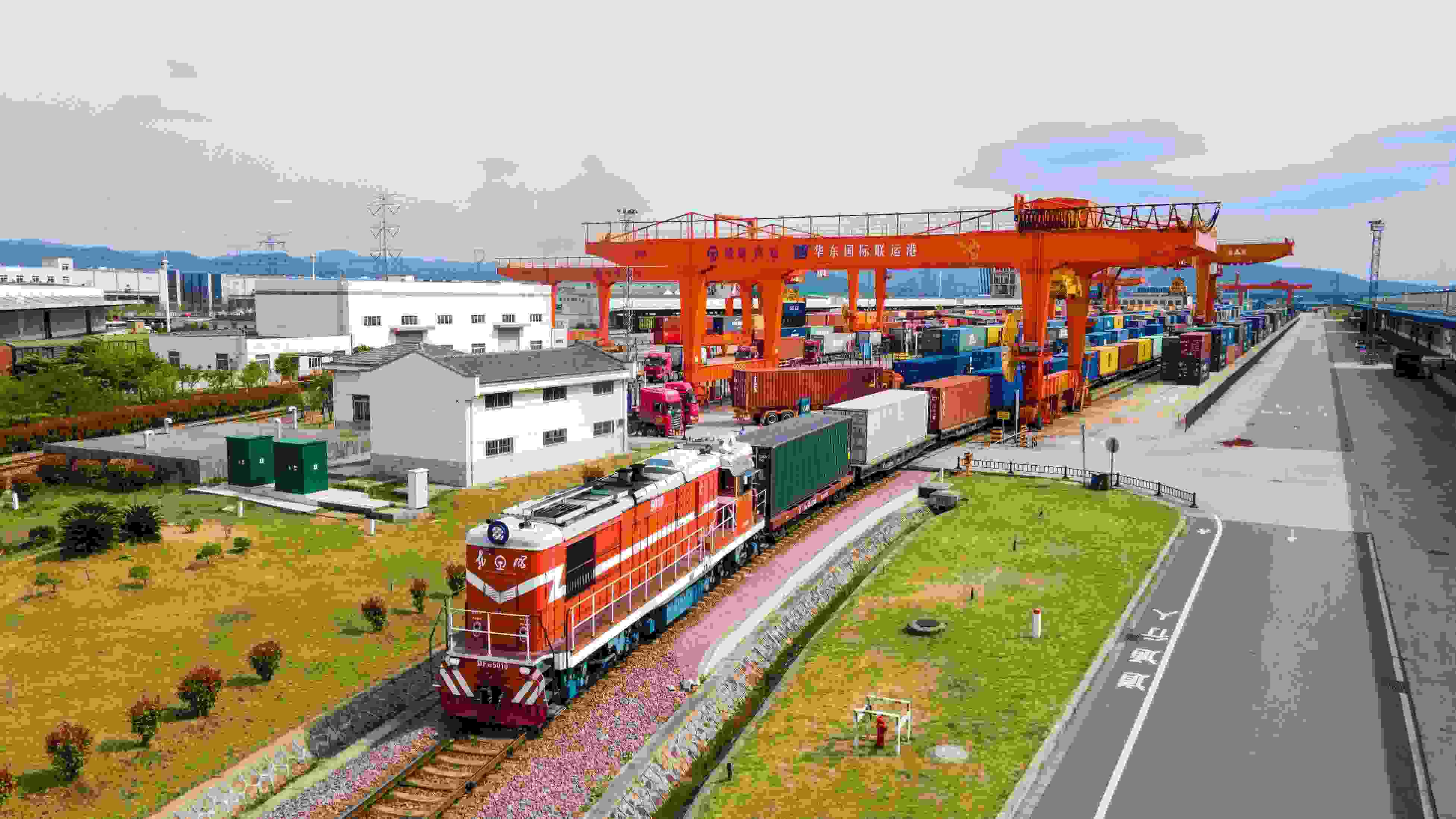 △2024年4月1日，浙江省金華華東國際聯(lián)運港，一列中歐班列裝載110個標(biāo)箱日用百貨、電動工具、機械裝備等貨物從鐵路金華南貨場啟程駛往匈牙利布達佩斯。