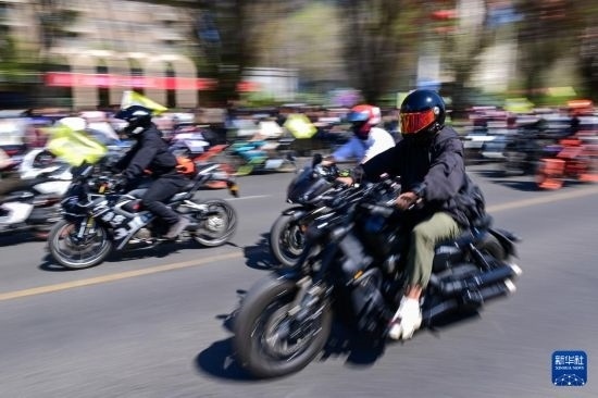 這是4月30日在新疆烏魯木齊市舉行的巡游活動(dòng)上拍攝的摩托機(jī)車(chē)方陣。