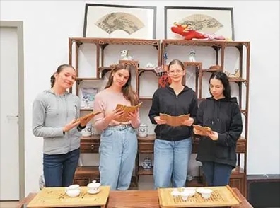 匈中雙語學(xué)校的學(xué)生胡靈月(左一)、宋智孝(右二)學(xué)習(xí)中國茶文化。