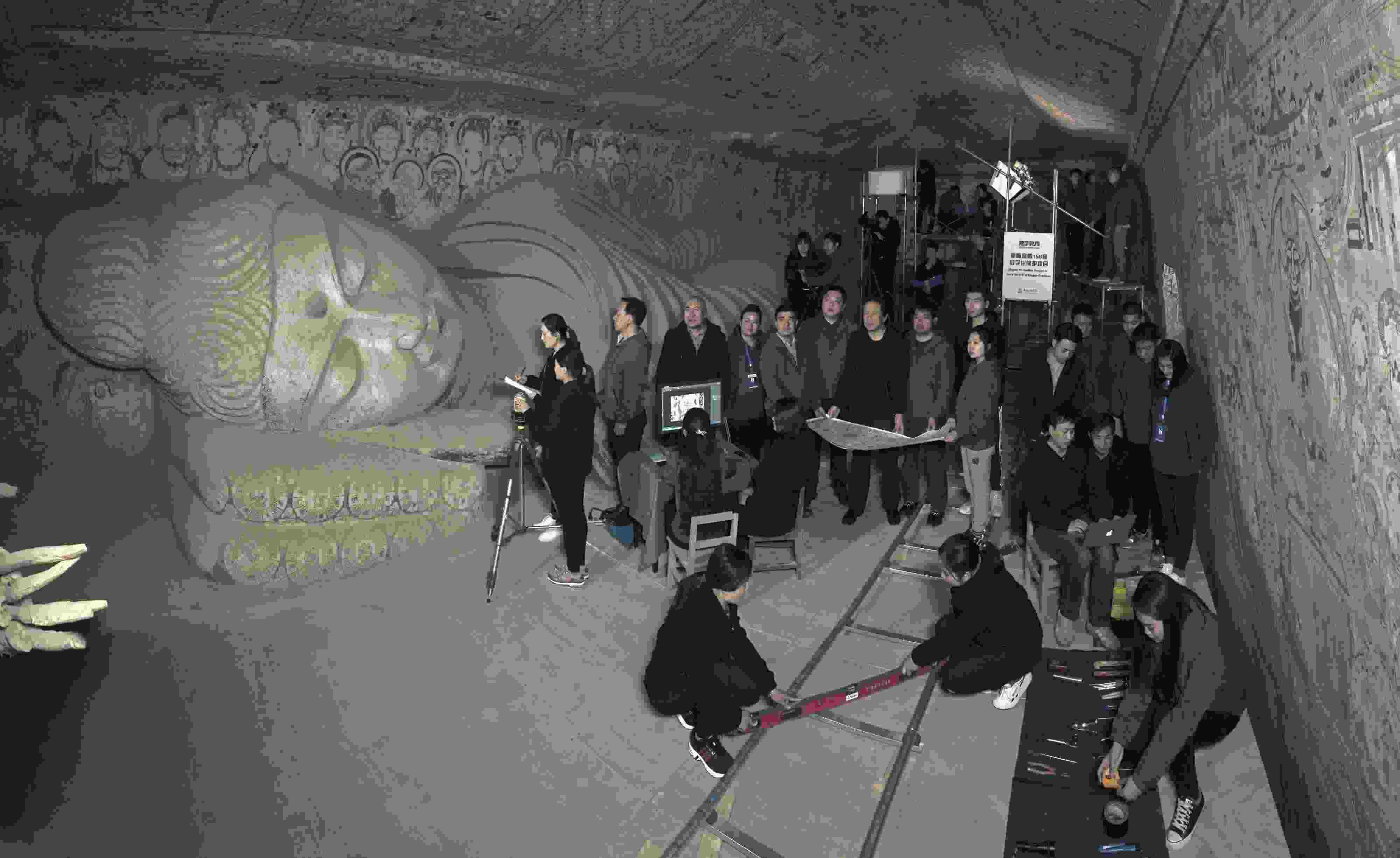 敦煌研究院文物數(shù)字化團(tuán)隊(duì)在莫高窟第158窟工作現(xiàn)場(chǎng)。敦煌研究院供圖