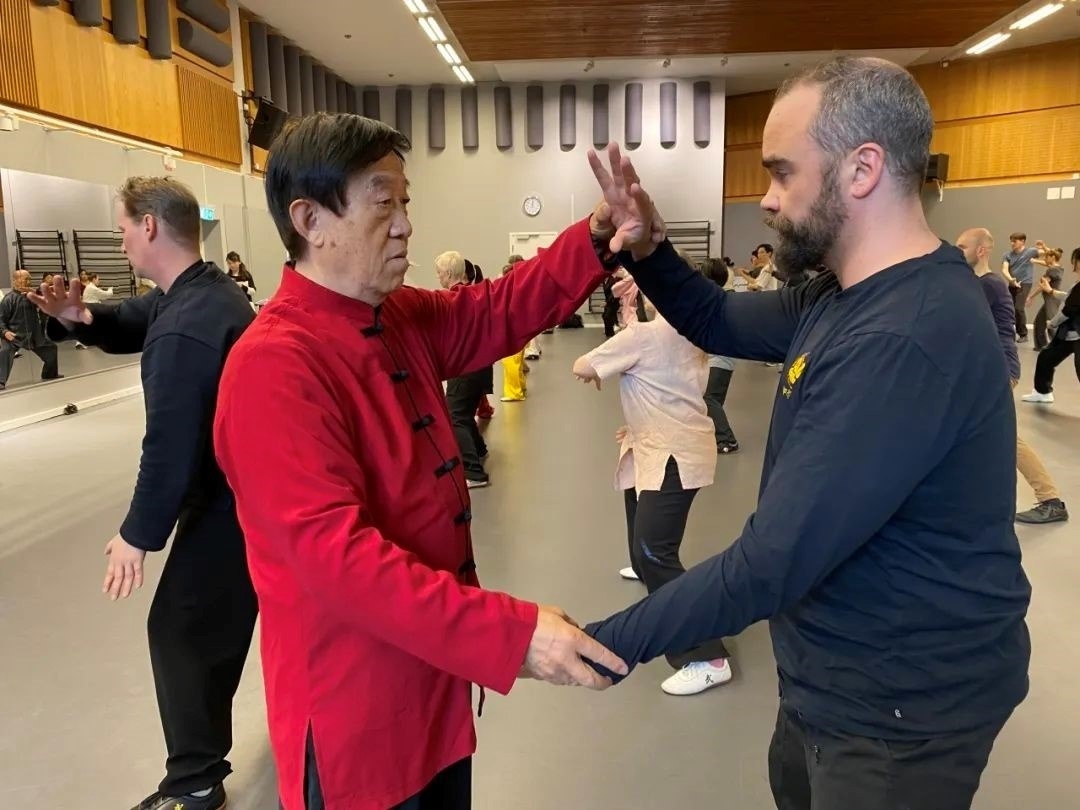 陳正雷老師親自示范指導(dǎo)。斯德哥爾摩中國文化中心供圖