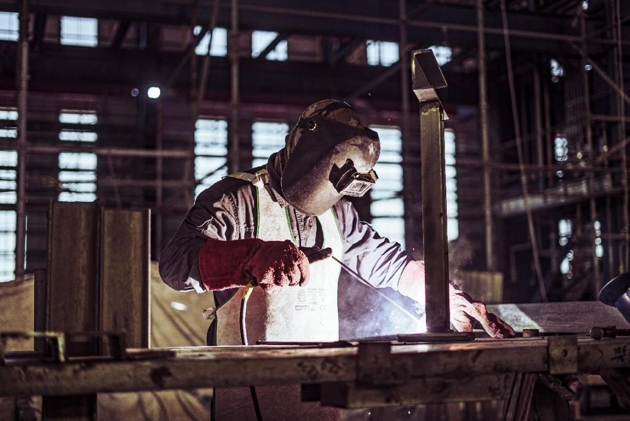 工人在沙特國(guó)王港項(xiàng)目現(xiàn)場(chǎng)進(jìn)行焊接操作。山東電建供圖