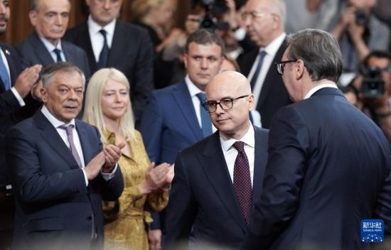  5月2日，在塞爾維亞貝爾格萊德，新一任政府總理武切維奇（中）出席就職儀式。新華社發(fā)（普雷德拉格·米洛薩夫列維奇攝）