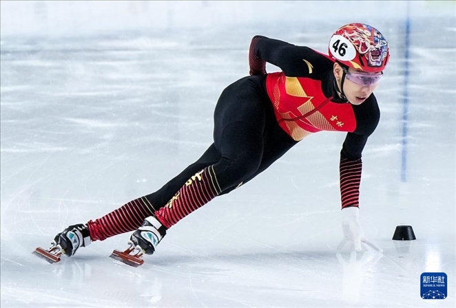 2024年2月18日，第十四屆全國(guó)冬季運(yùn)動(dòng)會(huì)短道速滑（公開(kāi)組）男子1000米決賽，孫龍奪得冠軍，圖為吉林隊(duì)選手孫龍?jiān)诒荣愔?。新華社記者 李博 攝