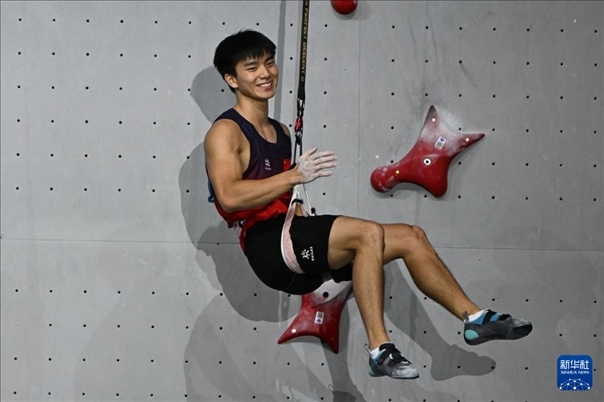 2024年4月13日，在江蘇吳江舉行的2024年國(guó)際攀聯(lián)攀巖世界杯（吳江站）男子速度決賽中，中國(guó)選手伍鵬獲得冠軍。圖為中國(guó)選手伍鵬在決賽后慶祝。新華社發(fā)（王須中攝）