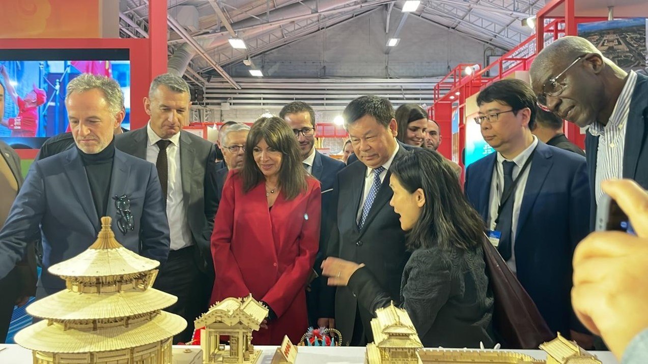 巴黎市市長安妮·伊達(dá)爾戈參觀展覽。主辦方供圖