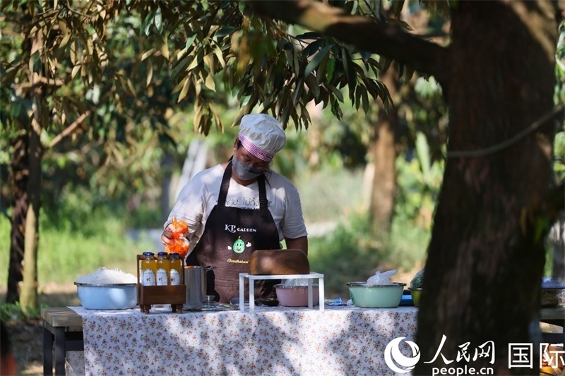 工作人員正在準(zhǔn)備特色果汁。人民網(wǎng)記者 白元琪攝