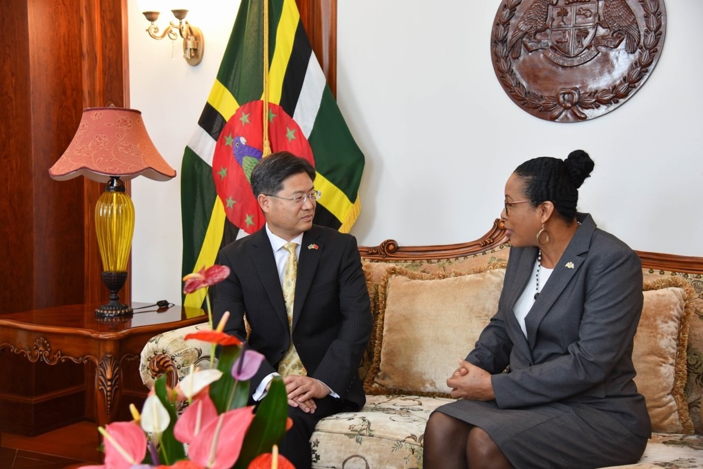 當(dāng)?shù)貢r(shí)間5月3日，中國新任駐多米尼克大使儲(chǔ)茂明（左）向多總統(tǒng)伯頓遞交國書。 中國駐多米尼克大使館供圖