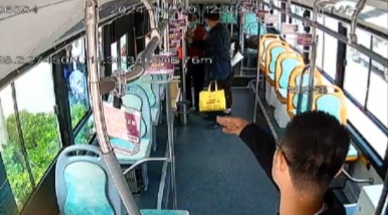 公交車上他一聲大吼！魏杰，好樣的！