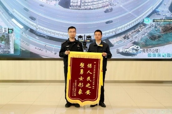 公交車上他一聲大吼！魏杰，好樣的！