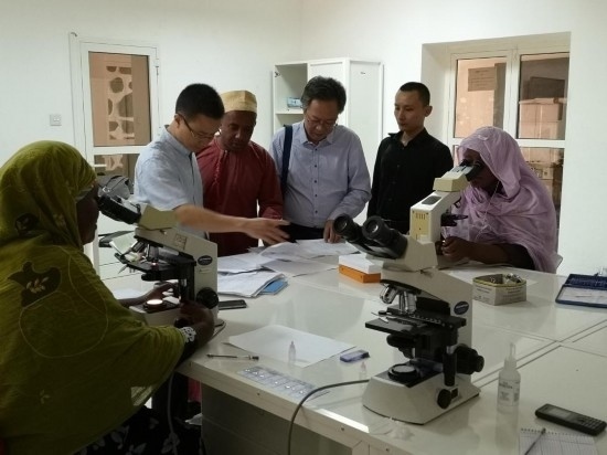 廣州中醫(yī)藥大學(xué)青蒿抗瘧援外醫(yī)療隊考察科摩羅國家瘧疾防治中心實(shí)驗(yàn)室。