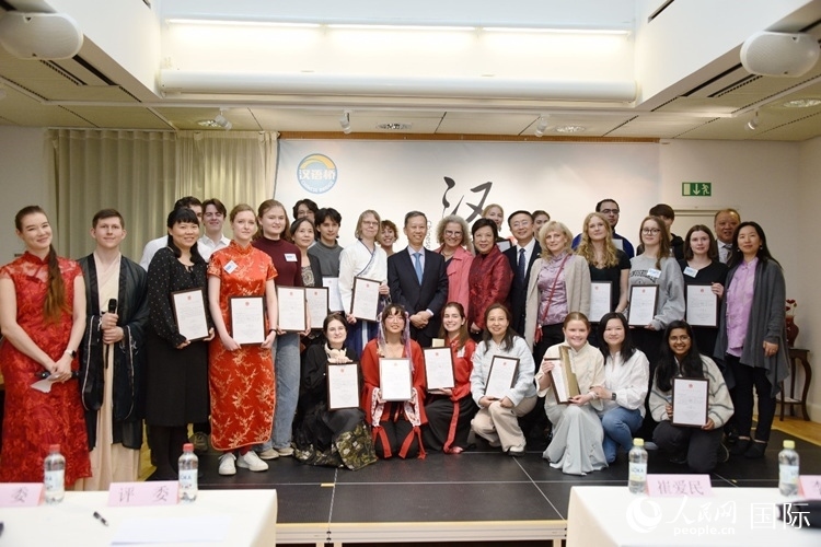 中國駐瑞典大使崔愛民、使館負(fù)責(zé)教育事務(wù)的黃立瓊參贊、預(yù)選賽評委老師和指導(dǎo)老師，以及所有獲獎選手合影留念。人民網(wǎng)記者 殷淼攝