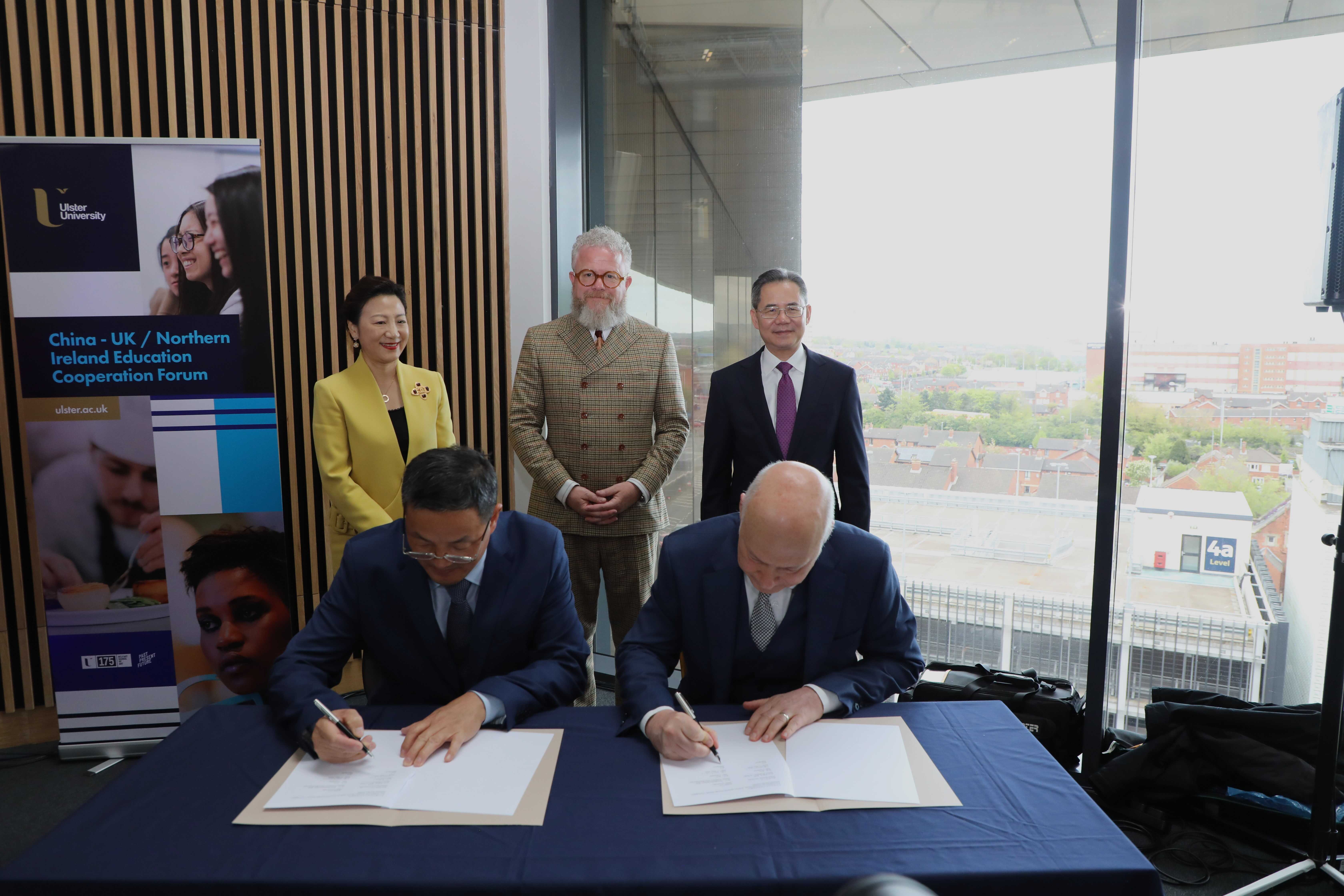 湖北師范大學(xué)同奧斯特大學(xué)簽署共建教育語言文化交流中心的協(xié)議現(xiàn)場。中國駐英國大使館供圖
