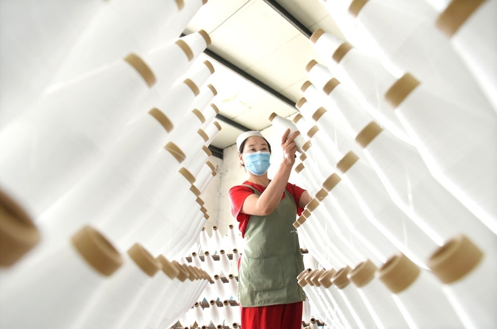 2024年5月1日，工人在山東省淄博市沂源縣悅莊工業(yè)園一玻纖企業(yè)整理加工的產(chǎn)品。新華社發(fā)（趙東山攝）