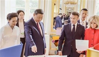 △當?shù)貢r間5月6日下午，在中法領(lǐng)導人會談前，習近平主席向馬克龍總統(tǒng)贈送中國翻譯的法國小說。