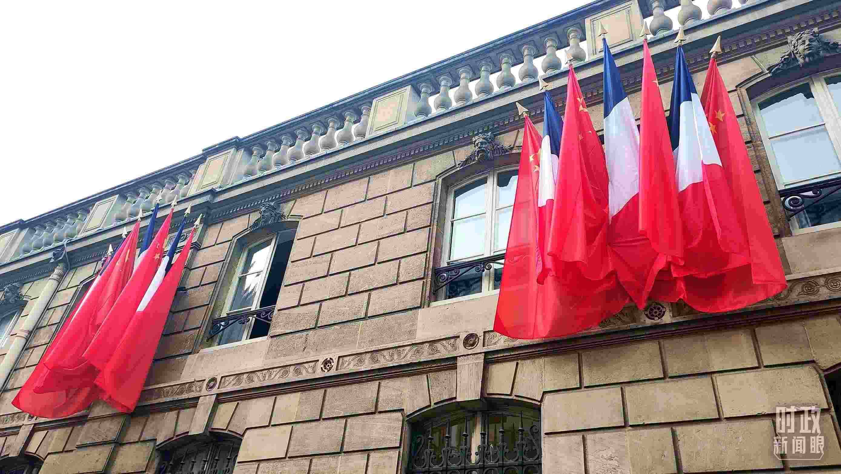 △中法歐領(lǐng)導(dǎo)人三方會晤地點(diǎn)——愛麗舍宮懸掛中法兩國國旗。（總臺央視記者劉琦拍攝）