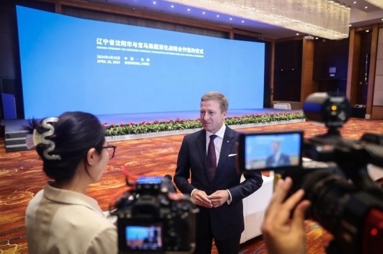 4月26日，寶馬集團董事長齊普策接受采訪。新華社記者 潘昱龍 攝