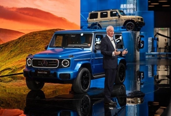 4月25日，在北京中國國際展覽中心順義館舉行的2024北京車展上，梅賽德斯—奔馳集團股份公司董事會成員唐仕凱介紹梅賽德斯—奔馳純電G級越野車。新華社記者 才揚 攝