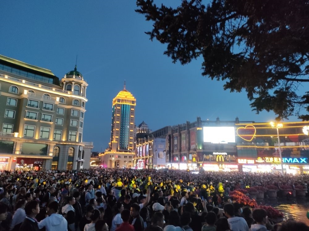 “五一”假期，哈爾濱松花江畔游人如織（2024年5月2日攝）。新華社記者 朱悅 攝