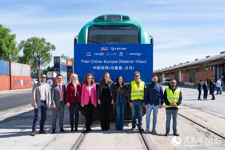 義新歐集團(tuán)合作伙伴德鐵貨運(yùn)歐亞有限公司員工與紀(jì)念號(hào)班列合影留念。大衛(wèi)·阿瑪爾攝