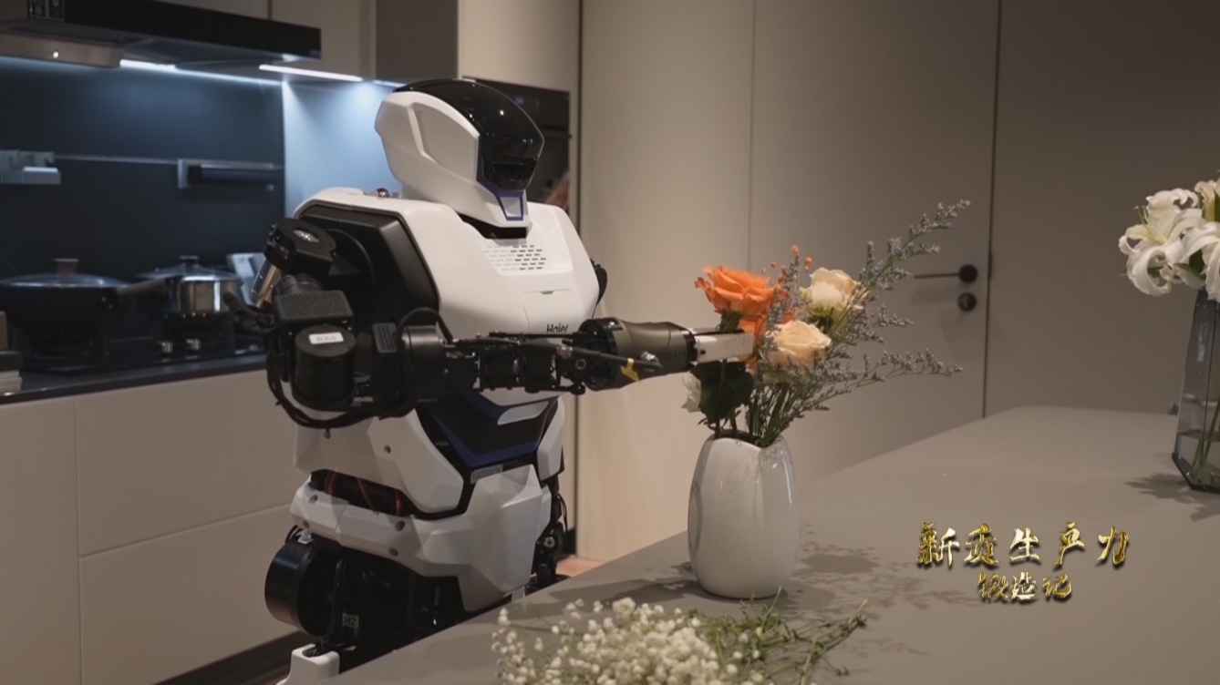 人形機器人插花。