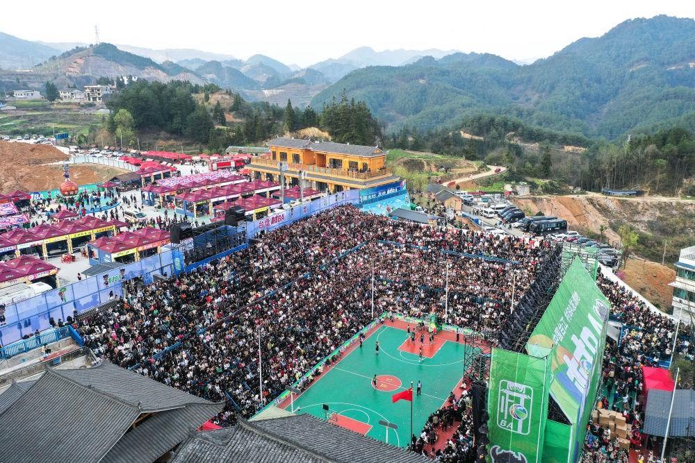 貴州省臺(tái)江縣舉辦的2024年“村BA”球王爭(zhēng)霸賽現(xiàn)場(chǎng)（2024年3月22日攝，無(wú)人機(jī)照片）。新華社記者 楊文斌 攝